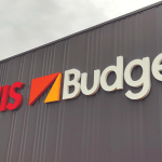 Enseigne grandes lettres découpées