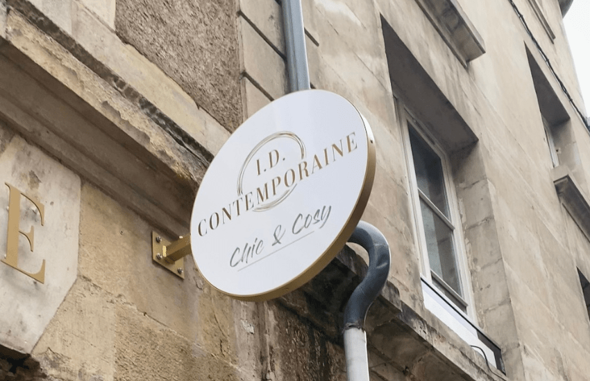 Photo d'une enseigne drapeau ronde