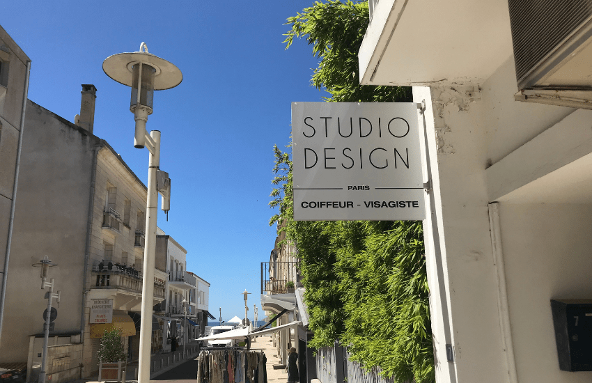 Photo d'une enseigne drapeau