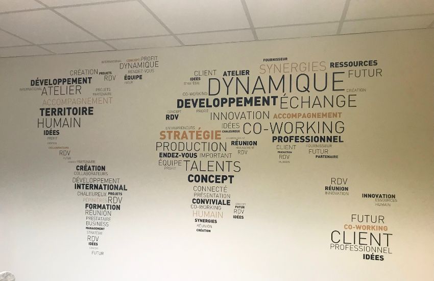 Photo d'un décoration murale avec nuage de mots et carte du monde