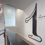 Photo d'un décoration murale informative et directionnelle