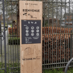 Photo d'un totem publicitaire