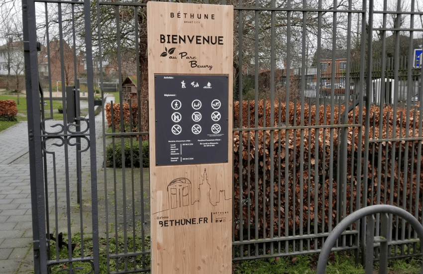 Photo d'un totem publicitaire